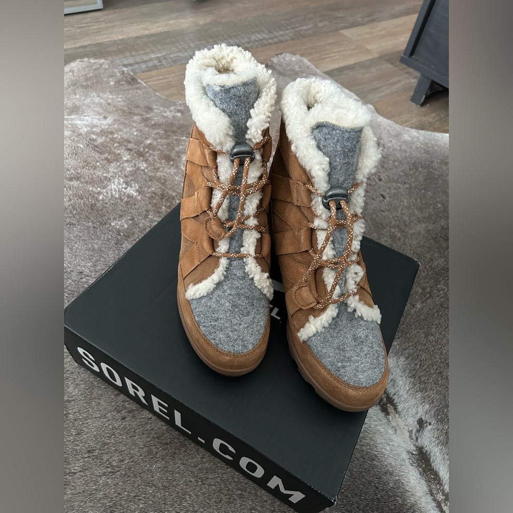Sorel chestnut suede felt wedge boot Joan of Arctic II - 9 - great condition